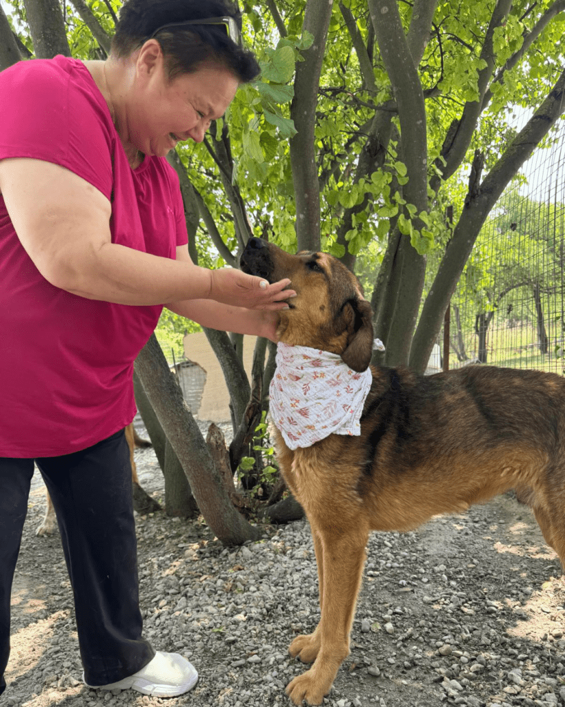 Unsere Tierschützerin Nora aus Griechland mit einem unserer Schützlinge aus dem Auslandstierschutzprojekt